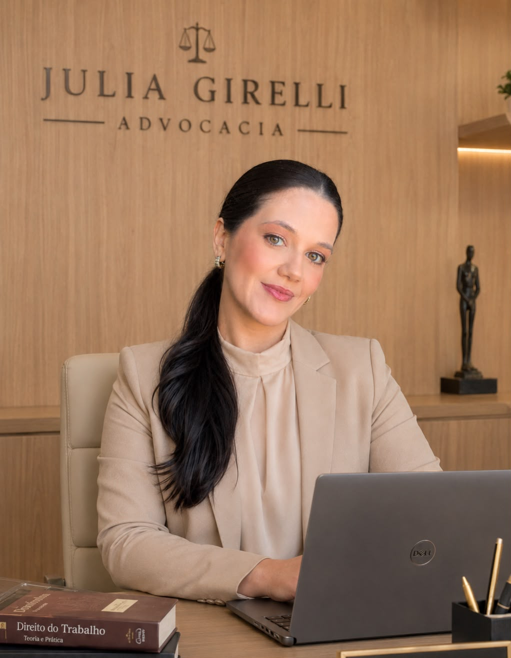 Julia Girelli em seu escritório